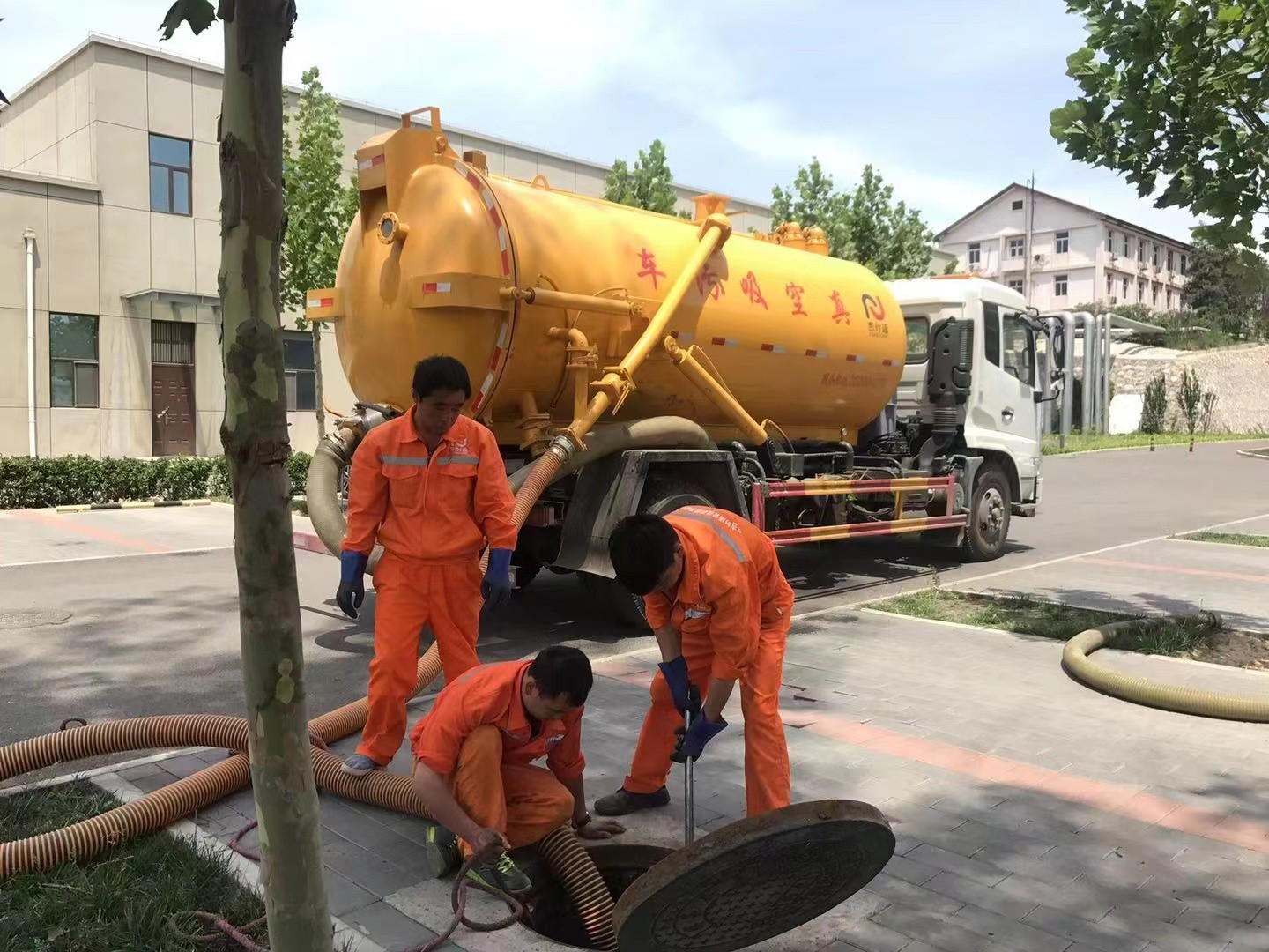 元门乡化粪池清理与5-8吨吸粪车施工效率分析